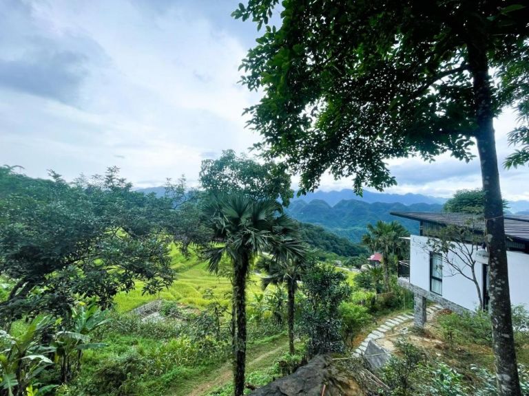 Căn villa được xây dựng theo sườn núi với view bao trọn cảnh quan thiên nhiên trù phú nơi đây. (Nguồn: Booking.com)