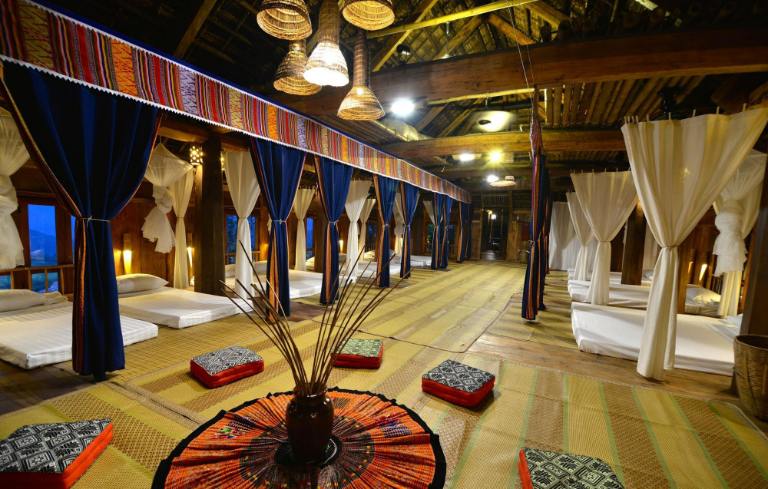 Nhà sàn tập thể mang phong cách dân tộc miền núi, đem đến trải nghiệm thú vị cho khách hàng. (Nguồn: Facebook.com)