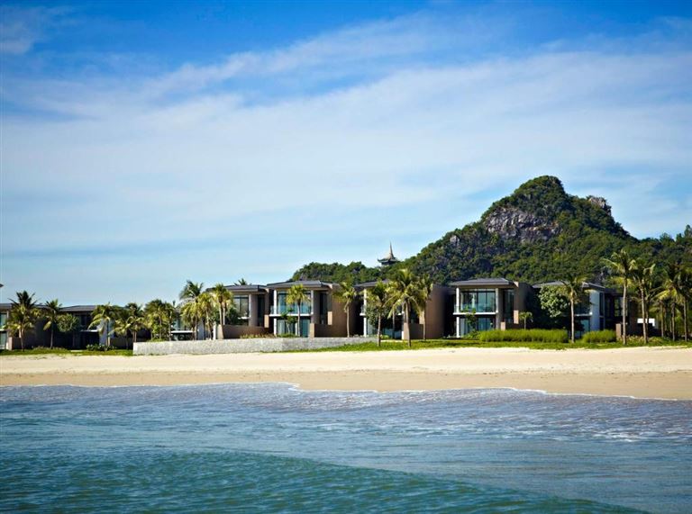 Resort Đà Nẵng 5 sao này sở hữu vịt rí đắc địa ngay bên bờ biển, nằm gần nhiều di sản văn hóa thế giới. 