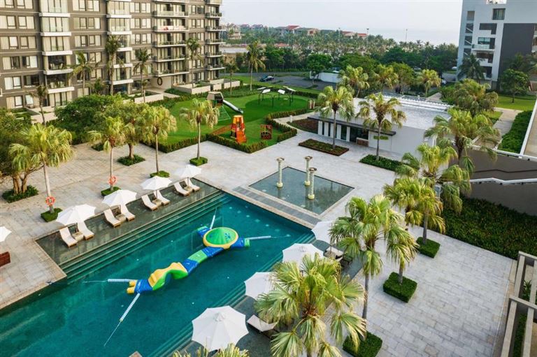 Các khu hồ bơi ở resort Đà Nẵng 5 sao được chia nhỏ để phân bổ các dịch vụ tiện ích đến tất cả khách hàng