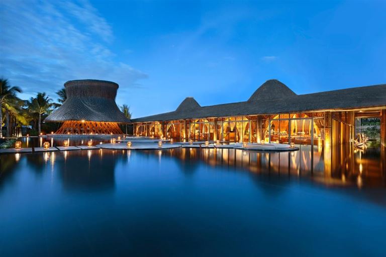 Naman Retreat là resort Đà Nẵng 5 sao nằm gần nhiều điểm tham quan, vui chơi giải trí nổi tiếng tại địa phương. 