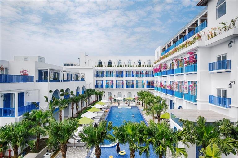 Risemount Premier Resort Da Nang sở hữu nét đẹp kiến trúc của hòn đảo Santonori Hy Lạp, hiện đại và tinh tế. 