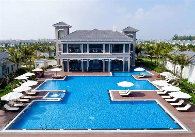 Hồ bơi lớn nằm tại trung tâm của Vinpearl Resort & Spa Da Nang đem đến khu vực bơi lội, giải trí và sống ảo không thể bỏ lỡ.