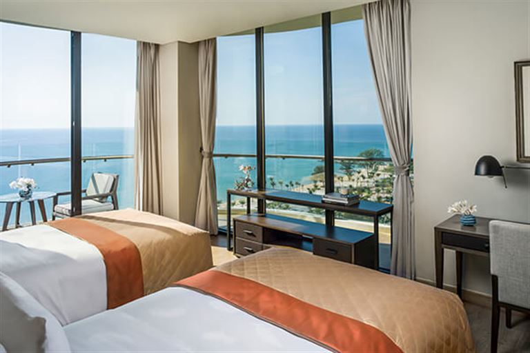 Phòng Ocean View Residence được đông đảo khách hàng yêu thích bởi ban công và hai mặt tường kính bao trọn tầm nhìn ra biển. 