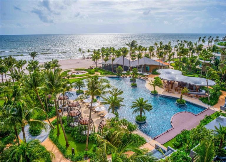 Resort InterContinental Phú Quốc có vị trí đẹp ngay sát biển, cuối Bãi Trường và gần nhiều điểm tham quan du lịch nổi tiếng. 