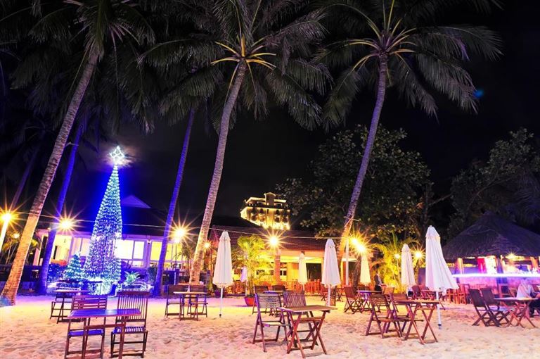 Sea Star Resort Phú Quốc sở hữu một mini bar nằm ngay bên cạnh bờ biển thuận lợi cho khách hàng thưởng thức ngay sau khi bơi. 