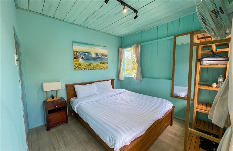 Nhà gỗ có 2 phòng nghỉ được bố trí giường đôi và giường đơn dành cho 2 - 4 người. 