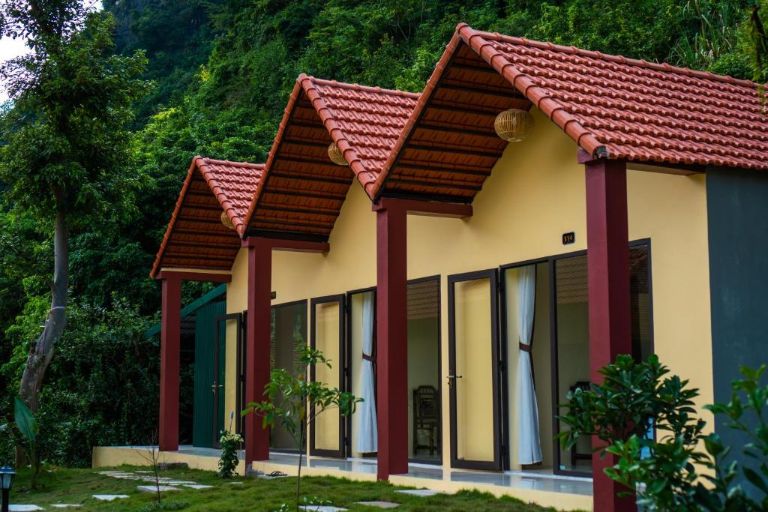 Các phòng gia đình tại Trang An Retreat đều có thiết kế view nhìn ra vườn.