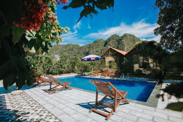 Bể bơi ngoài trời đucợ phục vụ cho tất cả các du khách đang lưu trú tại Trang An Retreat.