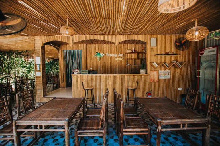 khu vực nhà hàng và quầy bar mini tại Trang An Retreat mang đậm nét mộc mạc, thôn dã.