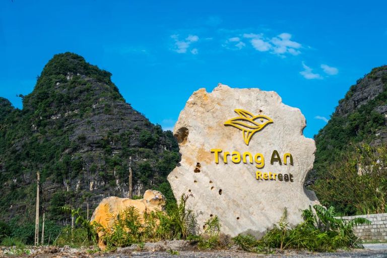 Trang An Retreat nằm giữa khu vực trung tâm, kết nối 04 địa điểm du lịch nổi tiếng bậc nhất tại Ninh Bình là di sản Tràng An. Chùa Bái Đính, Chùa Vàng và Tuyệt Tình Cốc.