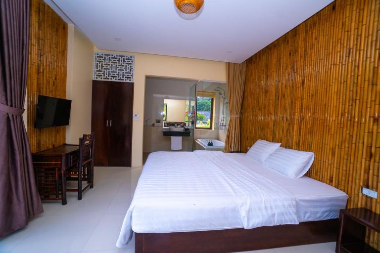 Phòng ngủ của hạng phòng 02 người tại Trang An Retreat được trang bị giường cỡ King lớn, êm ái.