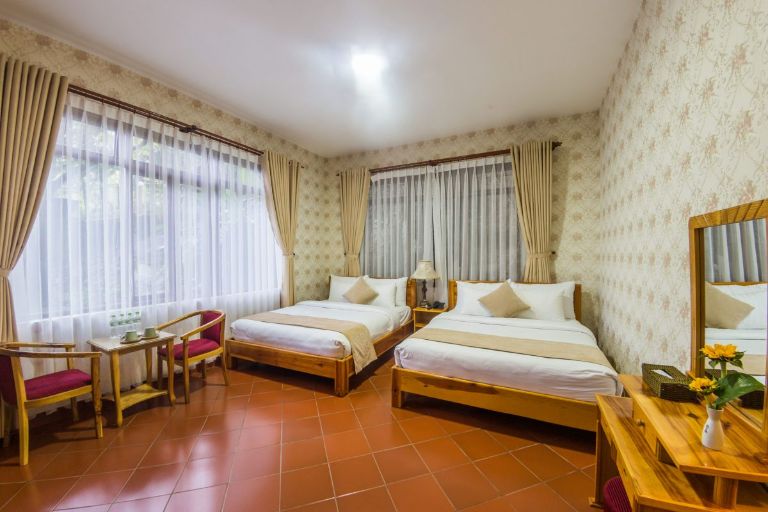 Hotel Twin Room vẫn mang thiết kế cổ điển Pháp với sàn lát gạch đỏ nung và tường dán giấy hoa đặc trưng. (Nguồn: Internet)