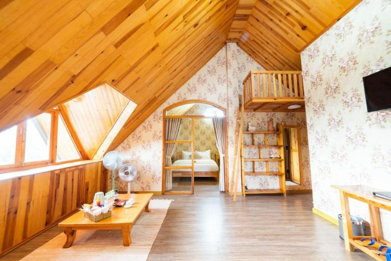 Roof Family Suite gây ấn tượng bởi không gian rộng thoáng, sạch sẽ với hệ thống trần và sàn ốp gỗ sáng màu. (Nguồn: Booking.com)
