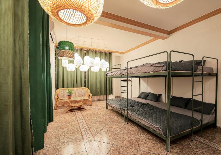 Phòng tập thể có 8 giường tầng đơn được lắp đặt đầy đủ nệm, gối và màn mang đến cho khách hàng trải nghiệm tốt nhất (Nguồn ảnh: www.booking.com)
