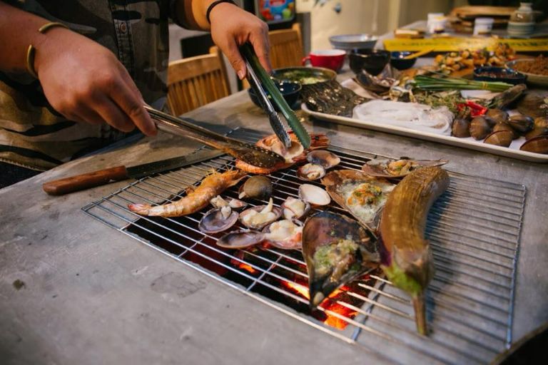 Nướng hải sản tươi ngon ngay tại khu vườn chill nhất Phú Yên thì thật tuyệt vời. (Nguồn: Facebook.com)