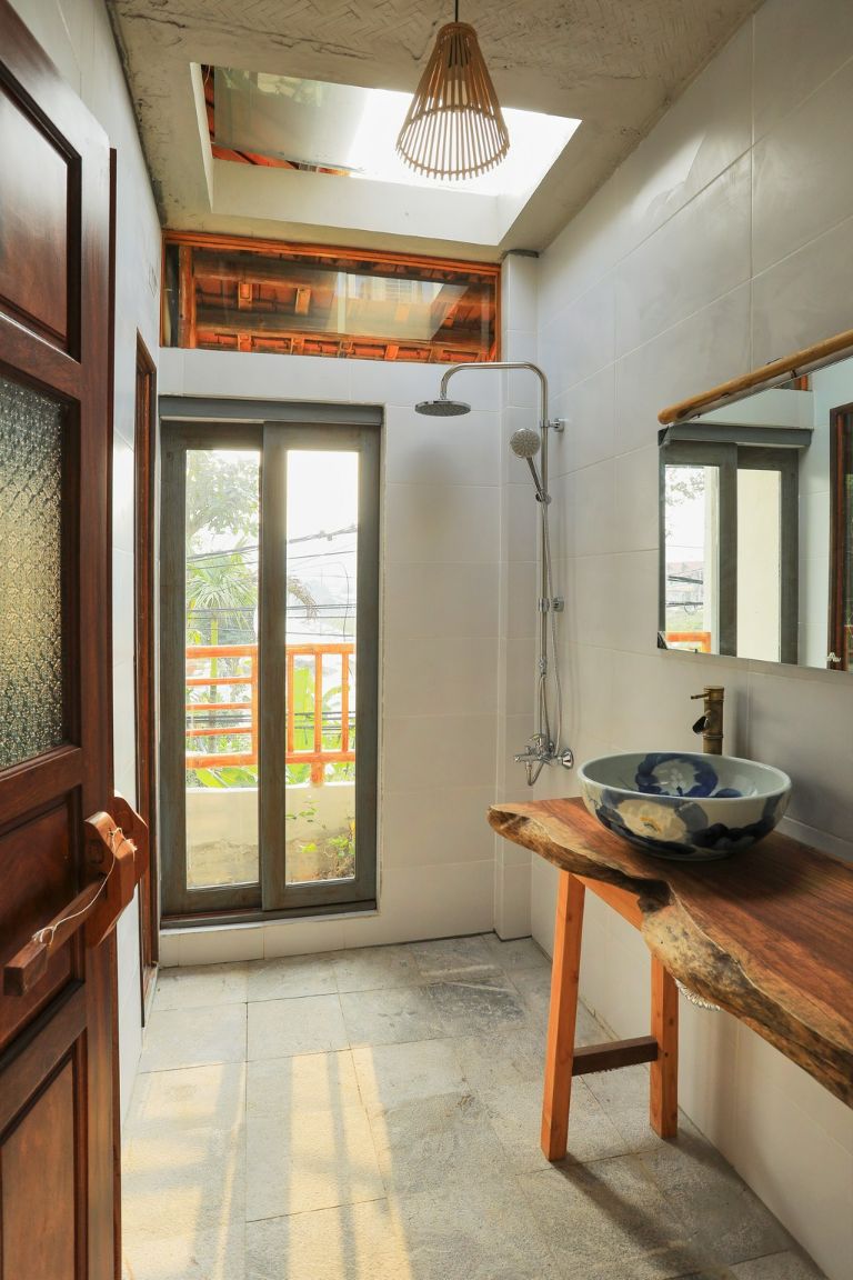 Phòng tắm có thiết kế mở thoáng với khung cửa nhìn ra bên ngoài. (Nguồn: Facebook.com) 