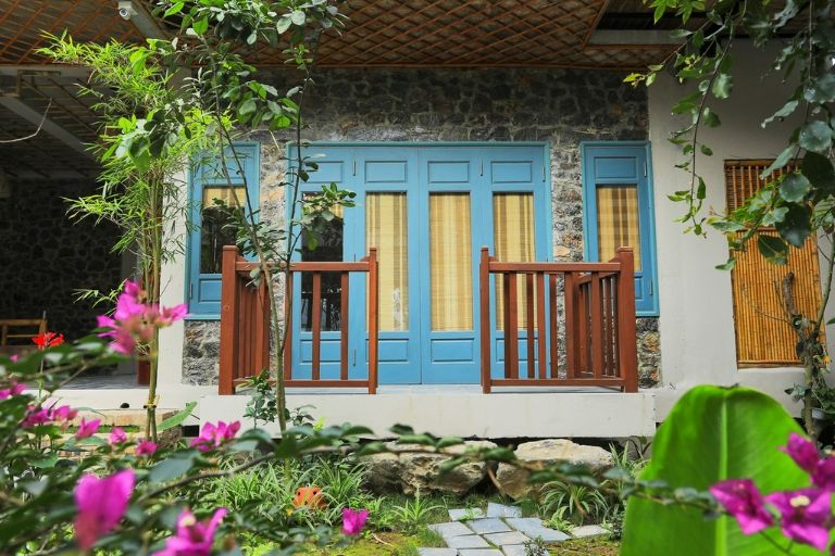 Các căn phòng nghỉ vô cùng nổi bật với hệ thống cửa sơn màu xanh đặc trưng của phong cách Indochine. (Nguồn: Facebook.com)