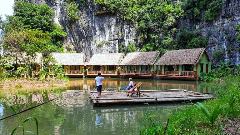 6 căn bungalow liền kề nằm ngay sát mặt hồ, tạo nên một khung cảnh làng quê sông nước thanh bình, yên ả. (Nguồn: Facebook.com)