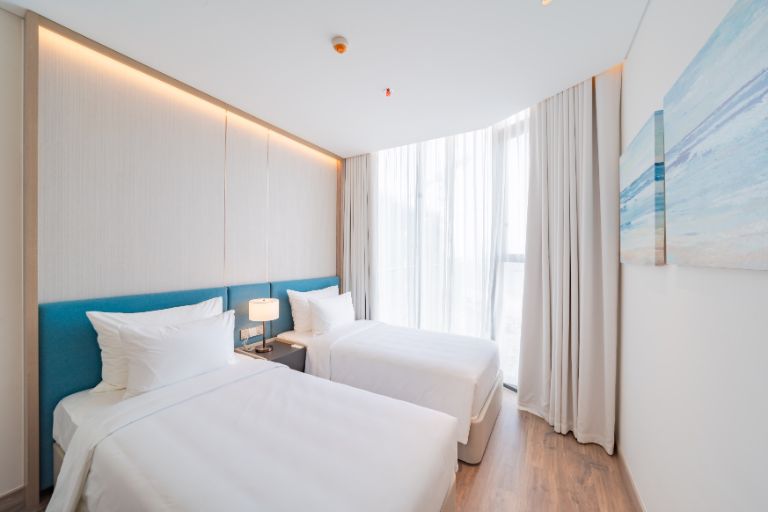 Căn phòng nhỏ nhắn Premier Bay Views được thiết kế theo phong cách hiện đại, tối giản với sàn gỗ sáng bóng, sạch sẽ