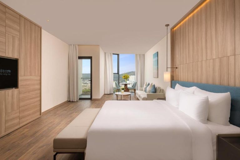 Với diện tích rộng tới 83 mét vuông, phân hạng phòng Suite Bay Views trở thành sự lựa chọn hợp lý cho đoàn khách gia đình hoặc nhóm bạn 