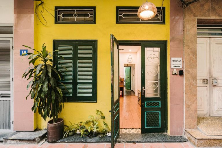Anchie Homestay là căn nhà tường vàng cửa xanh mang đậm phong cách Hà Nội cổ điển ngay giữa trung tâm thành phố