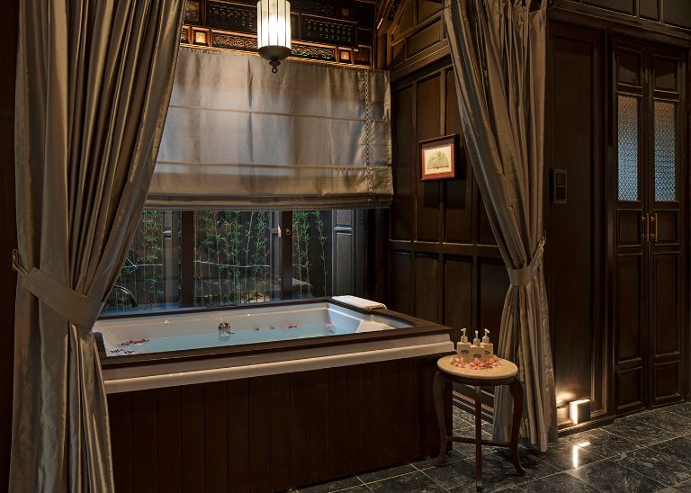 Nhà Bạch Mã sở hữu bồn tắm spa cực chill cho du khách tận hưởng sau ngày dài khám phá Xứ Huế (nguồn: facebook.com)