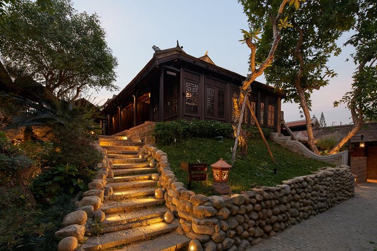 Lối đi vào một căn villa tại Ancient Hue Garden Houses cực kì độc đáo (nguồn: facebook.com)