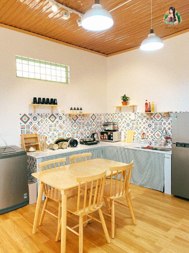 khu bếp chung ngay cạnh phòng nghỉ trang bị lò nướng, lò vi sóng, tủ lạnh bảo quản nguyên liệu, thức ăn cho quá trình lưu trsu tại chỗ nghỉ 