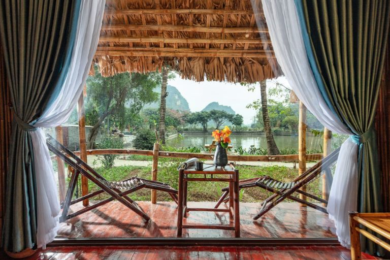 Phòng bungalow có view nhìn ra hồ nước yên tĩnh, thơ mộng.