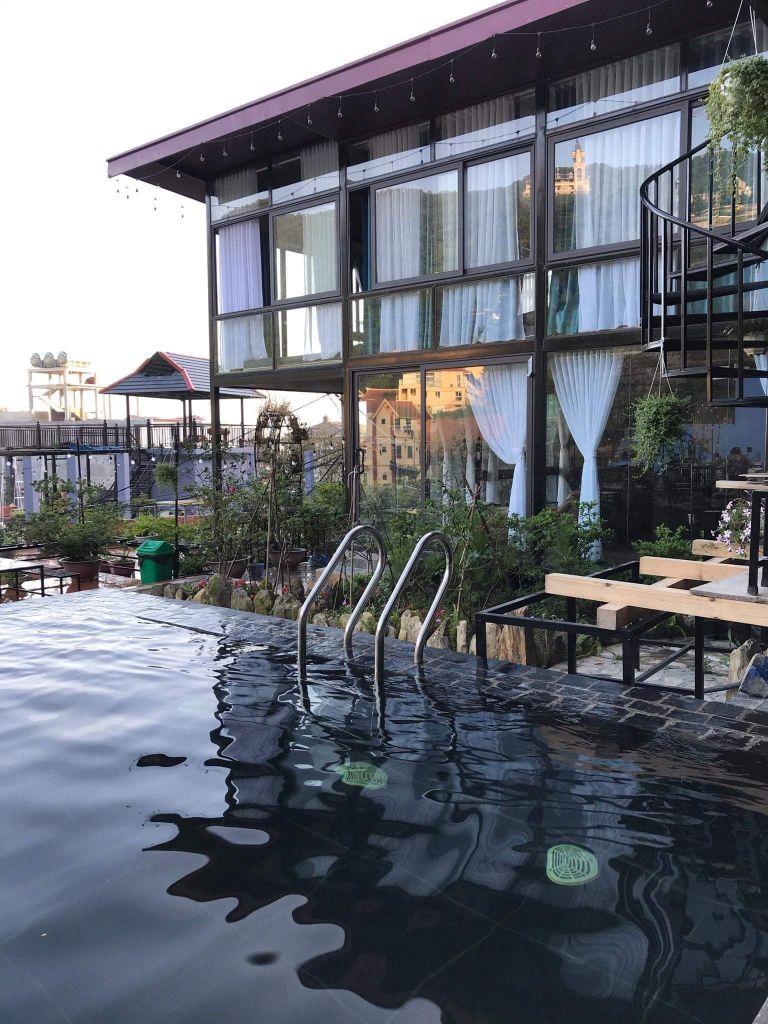 Nhà Gỗ Thông có diện tích 100m2 với tầm nhìn thẳng ra bể bơi mini của Bách Xanh House Tam Đảo (nguồn: www.facebook.com)