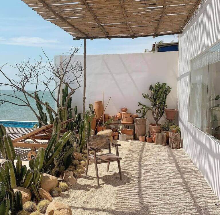 Cesar Homestay Mũi Né được thiết kế theo phong cách hiện đại với màu trắng tinh tế nằm ngay trên bãi biển tuyệt đẹp (Nguồn ảnh: Facebook.com)