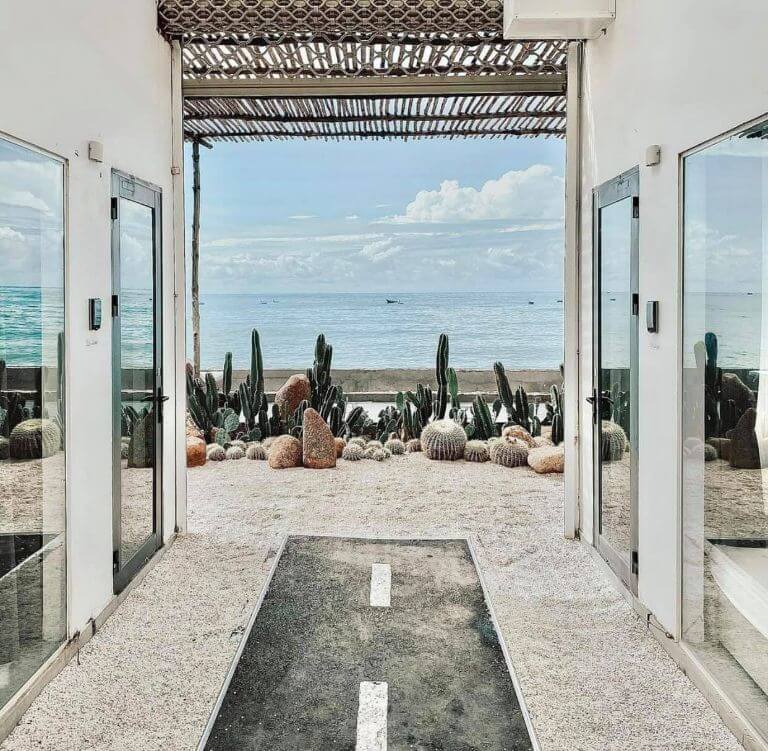 Cesar Homestay Mũi Né được thiết kế theo phong cách hiện đại với màu trắng tinh tế nằm ngay trên bãi biển tuyệt đẹp (Nguồn ảnh: Facebook.com)