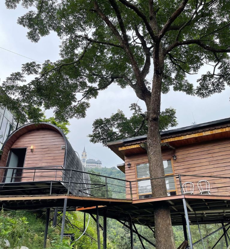 Tata Mini là một ngôi nhà gỗ nhỏ xinh được xây dựng trên bên dốc núi, với kiến trúc độc đáo được thiết kế dưới dạng hình vòm.