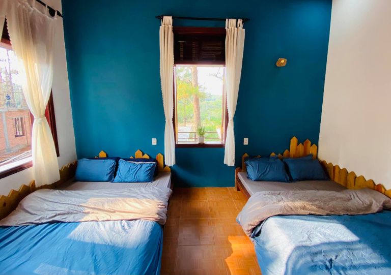 Mỗi căn phòng đều được Chino Homestay Măng Đen trang trí theo một tông màu khác nhau, nhằm gia tăng trải nghiệm cho khách nghỉ 