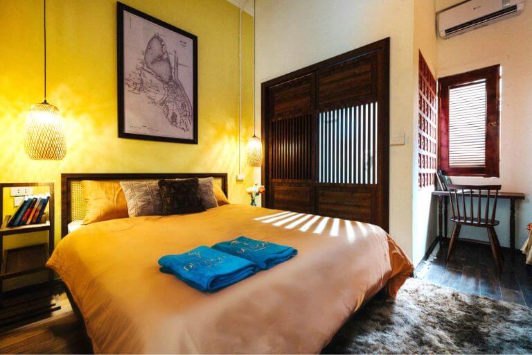 Các phòng bé của nhà De'Lapong có lối thiết kế truyền thống sử dụng màu vàng nhạt kết hợp nội thất gỗ nâu trầm 