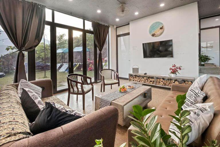 Phòng khách sinh hoạt chung của villas được trang bị đầy đủ các tiện nghi có tivi kết nối với Internet để du khách hát karaoke và xem phim