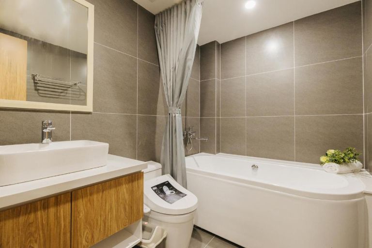Nhà tắm khép kín có vòi tắm đứng kết hợp bồn tắm thư giãn, giúp du khách thư giãn sau một ngày dài vui chơi ở thủ đô nhộn nhịp
