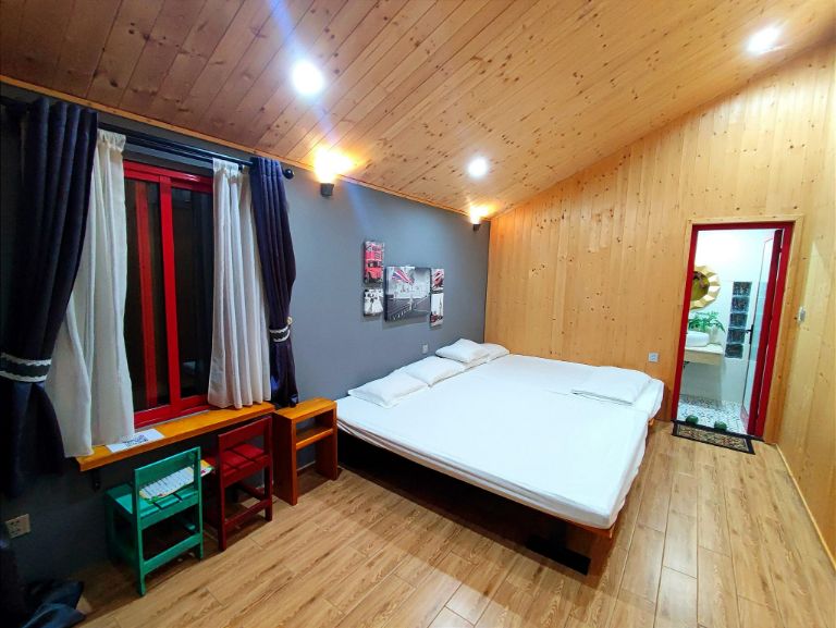 Phòng ngủ của homestay có thiết kế rất đơn giản và được ốp gỗ mộc hơi đơn điệu nhưng mang lại sự mộc mạc, giản dị vốn có 