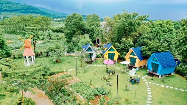 Hệ thống các căn phòng bungalow nhiều màu sắc nằm ngay tại khu sân vườn rộng rãi 