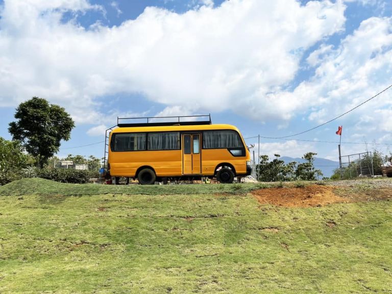 Chiếc xe bus màu vàng là điểm check -in độc đáo không thể bỏ lỡ khi đến với Đồi Mây Lộc Thành. 