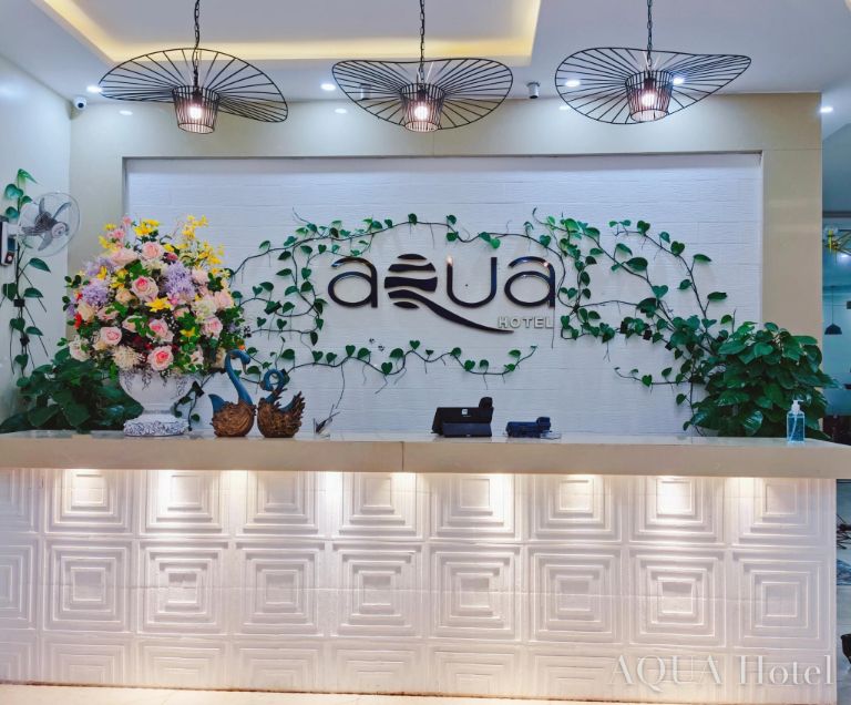 Aqua Hotel & Resort có quầy lễ tân hoạt động 24h phục vụ khách thuê phòng.