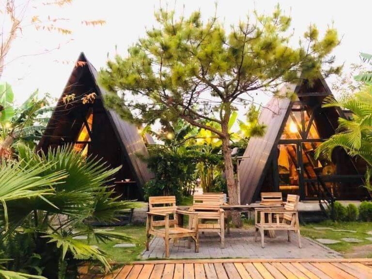 Tiên Sơn Pleiku Homestay nổi bật căn bungalow làm từ gỗ thông tự nhiên kết hượp hệ thống đèn vàng tạo không gian ấm cúng 
