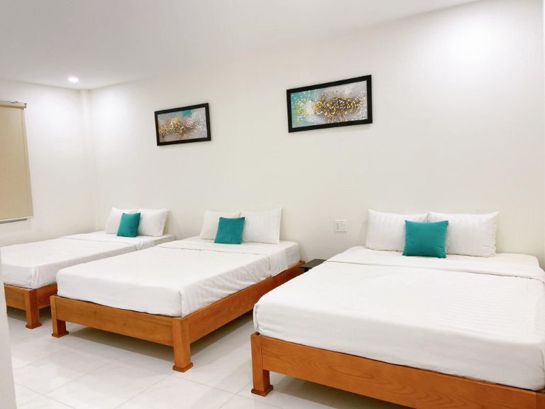 Hệ thống phòng nghỉ tại homestay Bình Hưng có lối thiết kế nhẹ nhàng, tối giản với tông màu trắng chủ đạo.