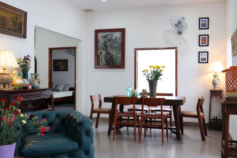 Không gian phòng khách được bài trí đẹp mắt và đầy tính nghệ thuật theo phong cách cổ điển, vintage.