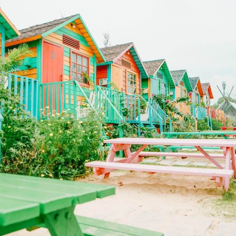 Các bungalow tại Coco Beachcamp LaGi thích hợp nhóm bạn đông số lượng 8 đến 10 người 