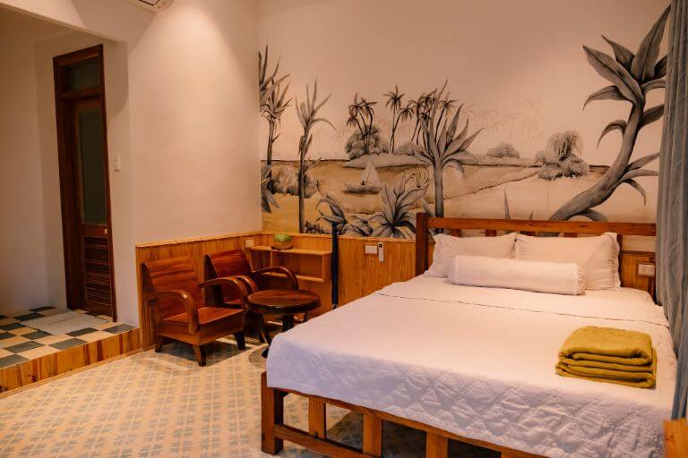 Phòng nghỉ của Coco Beachcamp LaGi có nội thất làm từ gỗ nâu trầm đem ljai cảm giác sang trọng 