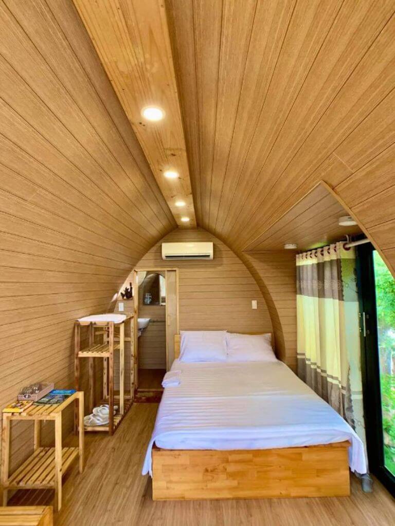 Bungalow tại HomeStay LyTi Sea xây dựng hoàn toàn từ gỗ từ nội thất đem đến cảm giác gần gũi thiên nhiên 