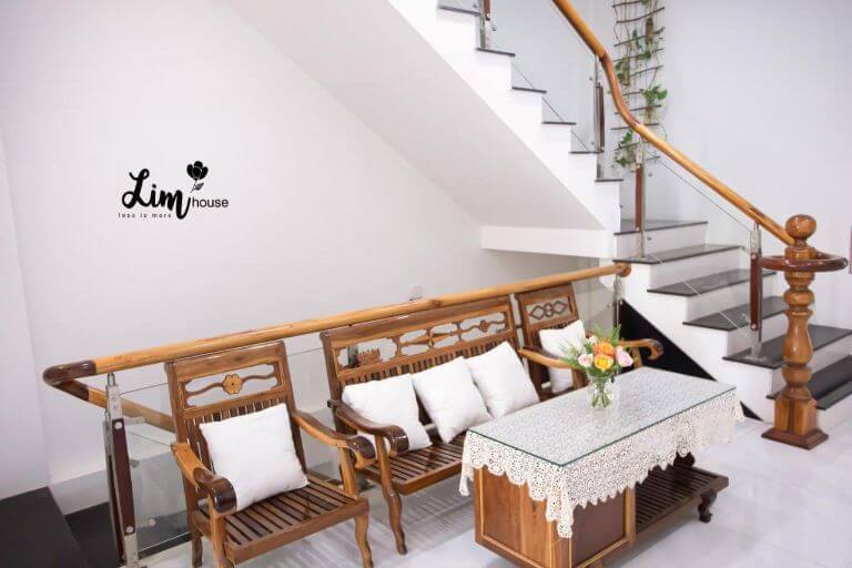 Bàn ghế tại phòng khách của Lim House làm từ gỗ mang đến cảm giác mộc mạc, giản dị 