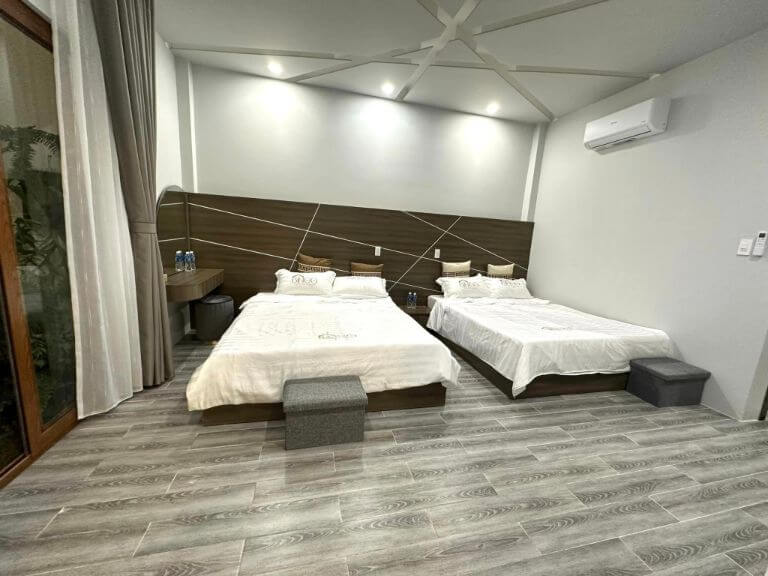 Phòng nghỉ tại Homestay BinGo LaGi trang bị 2 giường lớn cung cấp đầy đủ tiện ích cơ bản như điều hòa, nước đóng chai miễn phí...